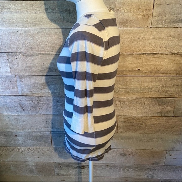 🛍️3/$30 Aéropostale women’s grey & white striped top in size medium - Picture 2 of 6
